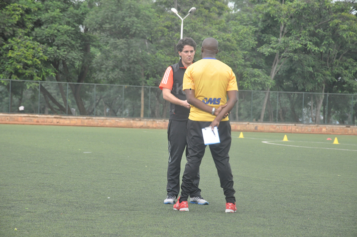 McKinstry aganira n'umutoza w'abanyezamu ku Kicukiro kuri uyu wa gatatu