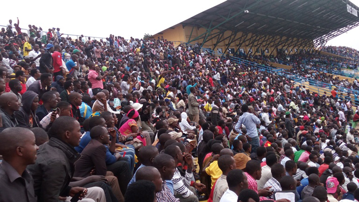 Abanyarwanda barebaga umupira batuje, bakiyamira ari uko hari ikipe itsinze