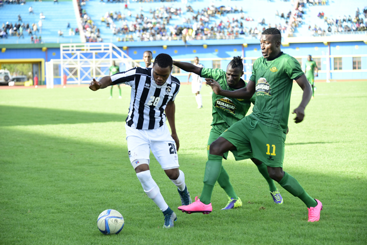 Abdul Rwatubyaye ahanganye n'abakinnyi ba Yanga