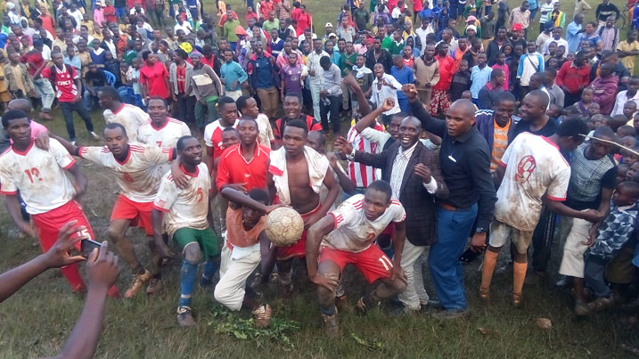 Ikipe y'umrenge wa Kivuruga yabonye igikombe biyigoye