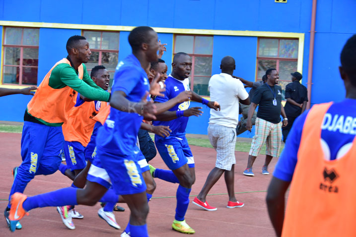 Abakinnyi ba Rayon Sports bishimira igitego cya Ismaila Diarra 