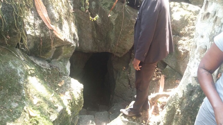 Mbere yo kwima ingoma, ngo umwami yabanzaga kujya muri ubu buvumo akiyuhagira, akabona kwimikwa.