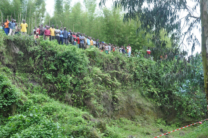 Abafana barikurikiranaga bibereye hejuru ku musozi