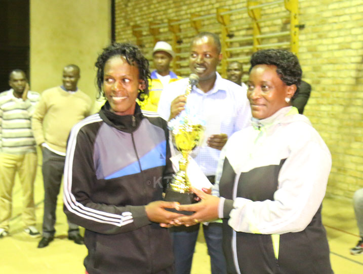 Rwanda Revenue ishyikirizwa igikombe