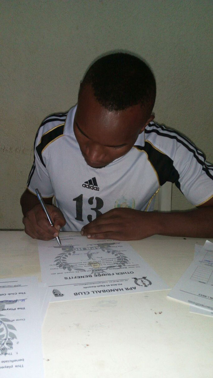 Muhawenayo Jean Paul na we asinya amasezerano