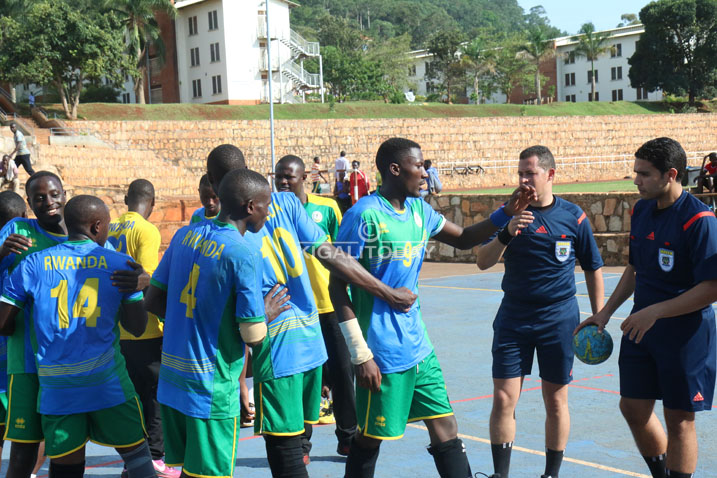 Nyuma y'umukino, abakinnyi basuhuza abasifuzi bakomoka muri Egypt