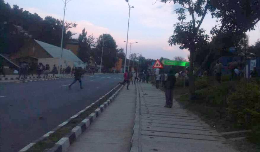 Imwe mu ifoto igaragaza impagarara mu Mugi wa Karongi zatewe n