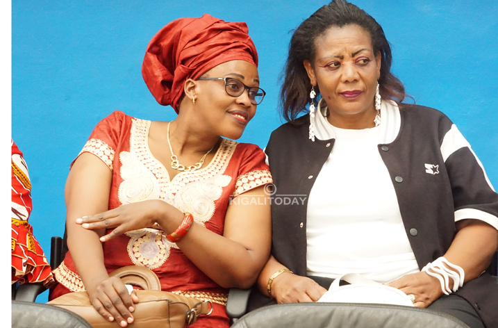 Umubyeyi wa Cathia (wambaye amadarubindi), yari yaje gushyigikira umukobwa we