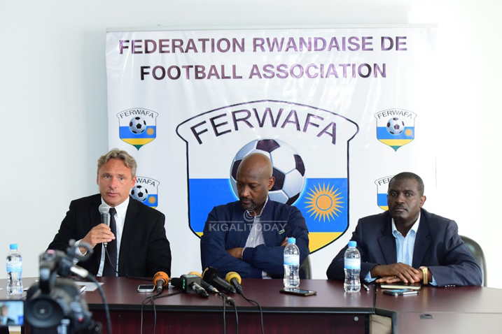 Bugingo Emmanuel (iburyo), Umuyobozi wa Siporo muri MINISPOC yirinze gutangaza umushahara w'umutoza