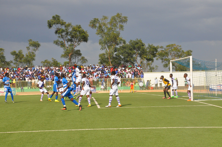 Abakinnyi barwanira umupira, birangira Camara akibatsinze