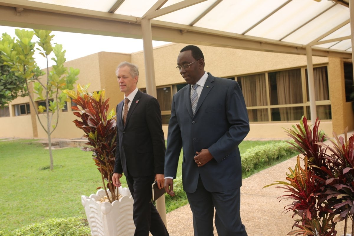 Nyuma 'ikiganiro bagiranye Perezida wa Sena yamuherekeje 