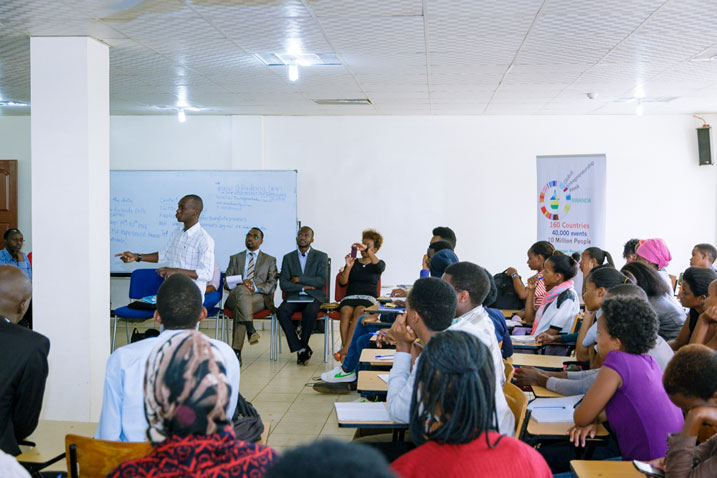 Impuguke mu kwihangira imirimo mu rubyiruko zivuga ko rufite imbogamizi zo kuamenya indimi nk