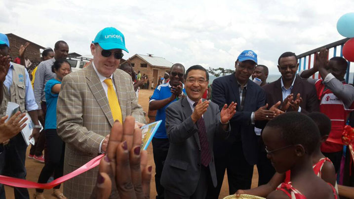 Ambasaderi Takayuki Miyashita yakirwa i Mahama mu Nkambi y'Impunzi