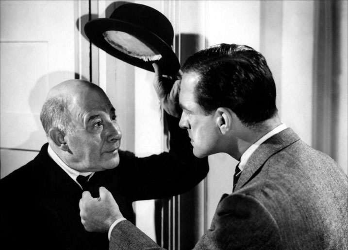 Gukuramo ingofero ni ikimenyetso ubusanzwe kigaragaza icyubahiro umuntu ahaye abantu n'aho ari