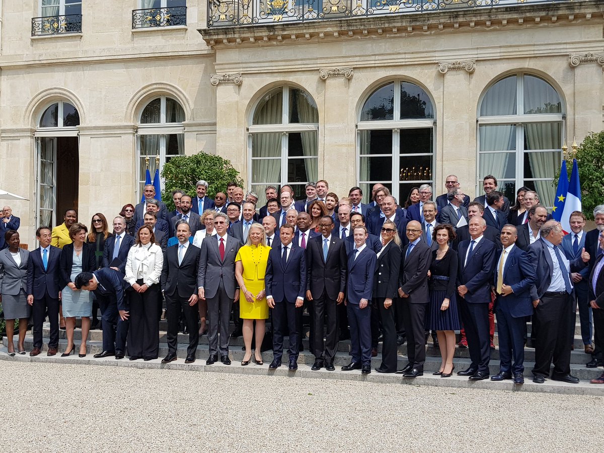 Nyuma yo kwakirwa bafashe ifoto y'urwibutso