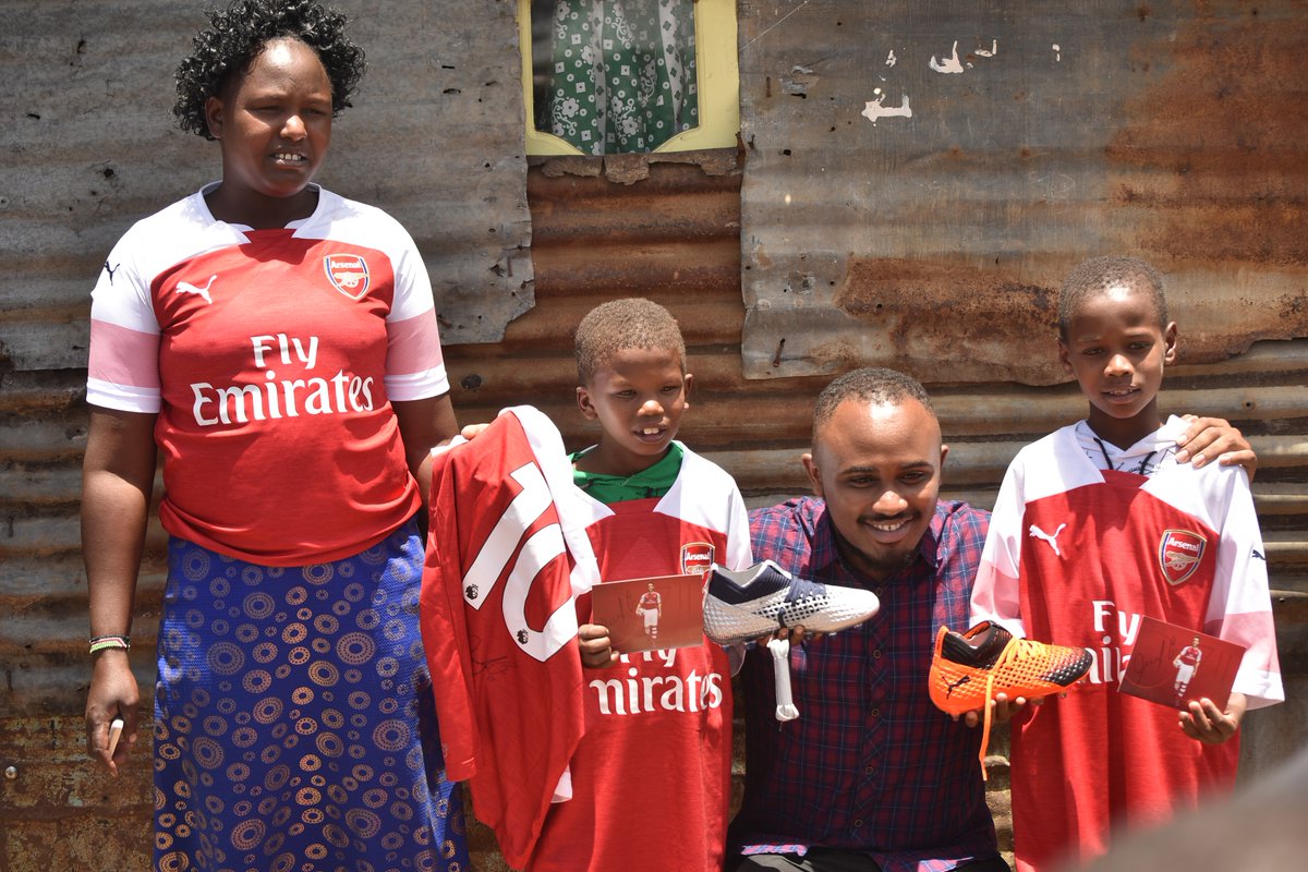 Mesut Ozil yamwoherereje impano igizwe n'imyenda itandukanye y'uwo mukinnyi