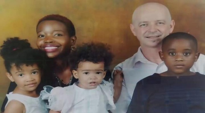 Liza, umugabo we n'abana