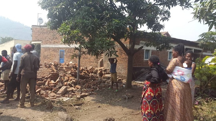 Abaturage banze ko iyi nzu ikomeza gusenywa