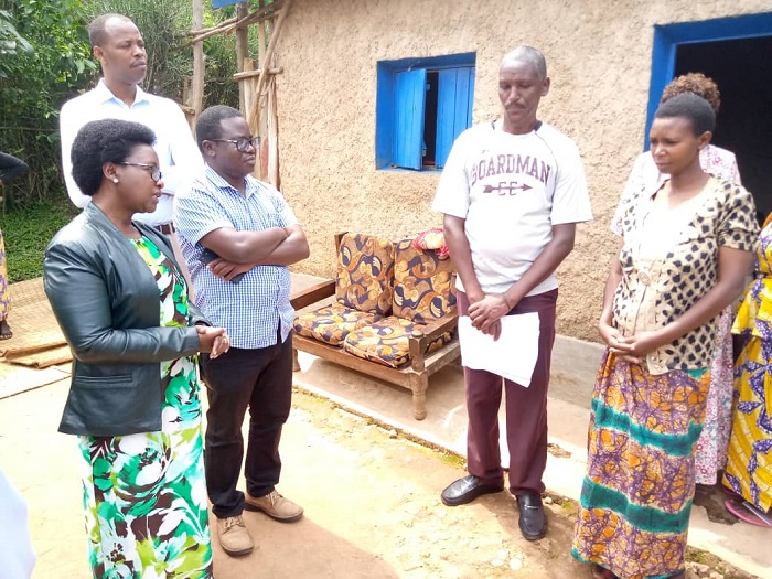 Yaganiriye n'imwe mu miryango yakira abana bakigira bakanarira iwabo