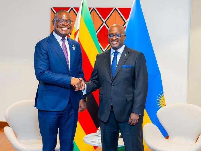 Minisitiri Nduhungirehe na mugenzi we wa Zimbabwe, Prof. Dr. Amon Murwira