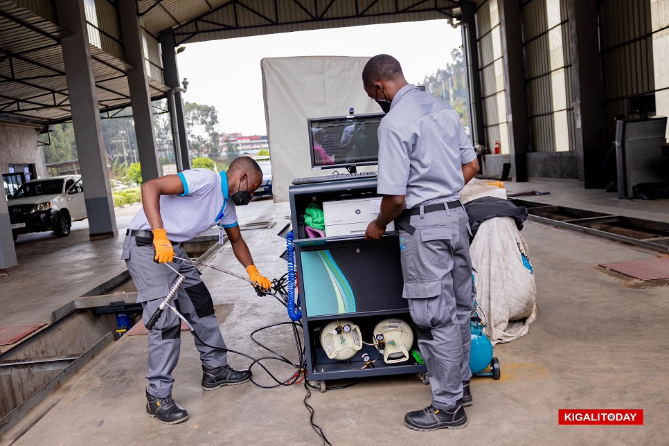 Abakozi bahugukiwe ibyo gupima imyuka ihumanya ikirere bari mu kazi