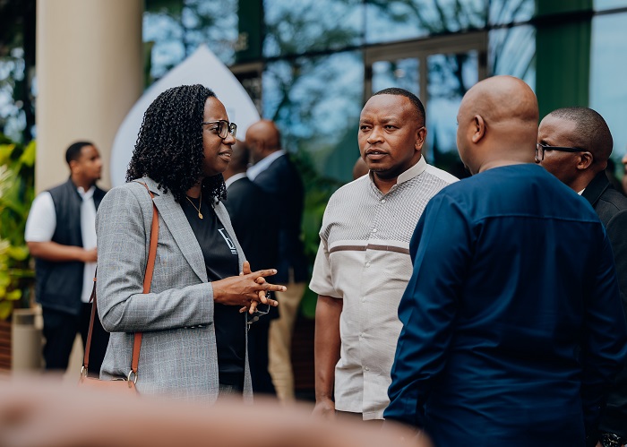 Dr Diane Karusisi aganira n'abakiriya ba BK