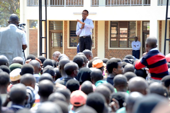 Nyuma yo gukora umuganda yafashe n'akanya ko kuganira n'abaturage.