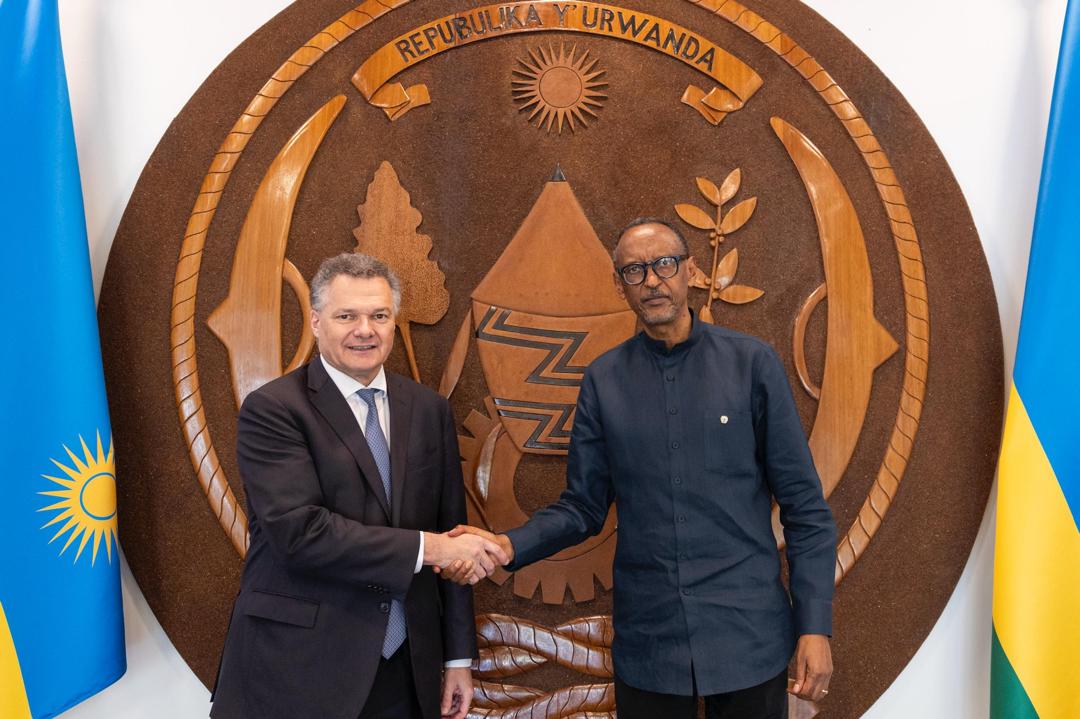 Perezida Kagame asezera kuri ba Amb. Antoine Anfré 