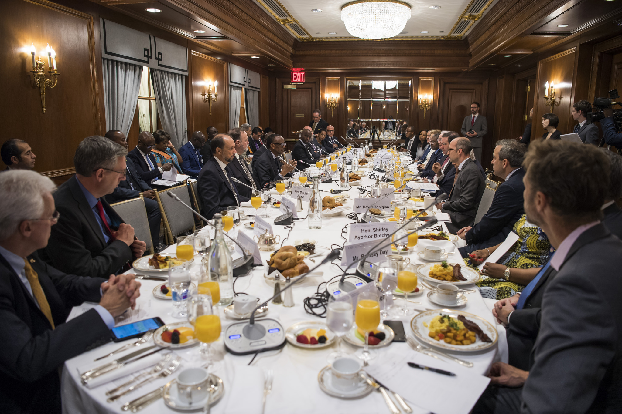 Iki kiganiro cyarihuriwemo n'inararibonye zitandukanye muri politiki mpuzamahanga