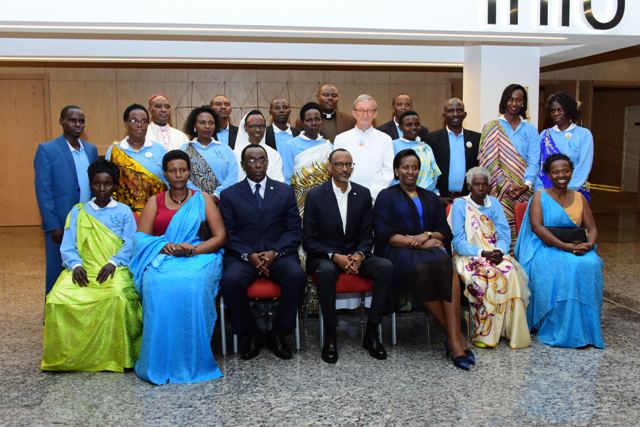 Abayobozi bakuru b'igihugu bafashe ifito hamwe n'abarinzi b'igihango