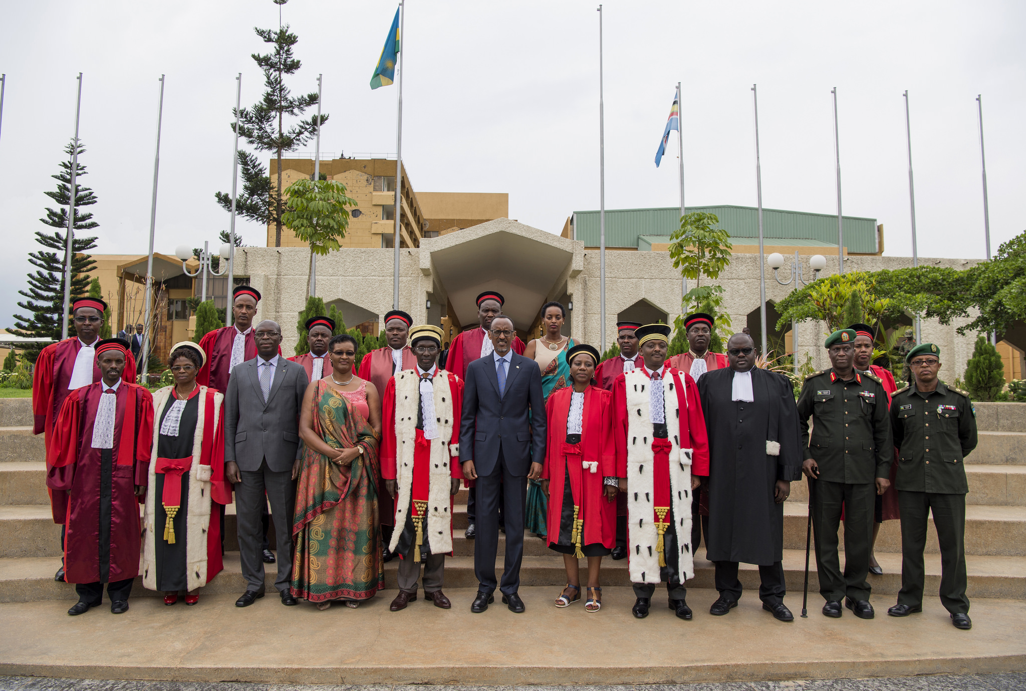 ifoto y'Urwibutso n'abayobozi batandukanye bitabiriye uyu muhango