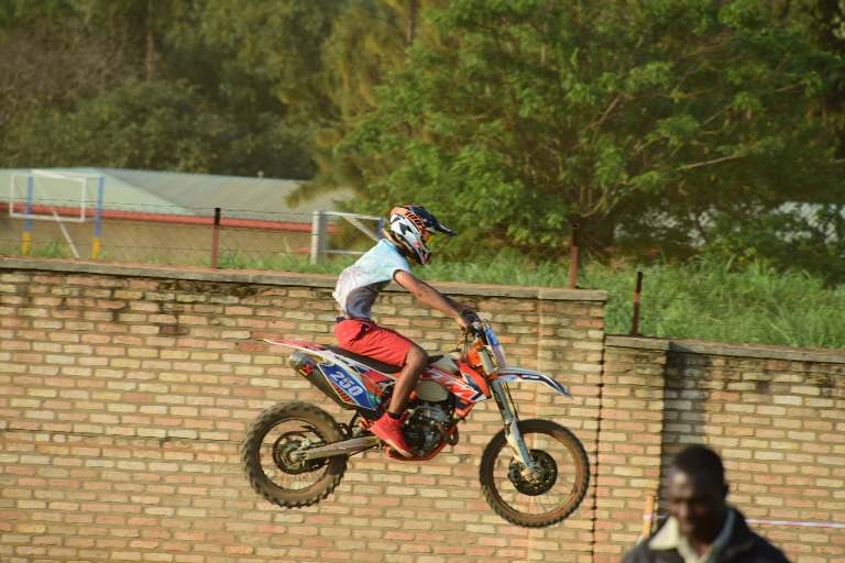 Babanje gususurutswa na moto