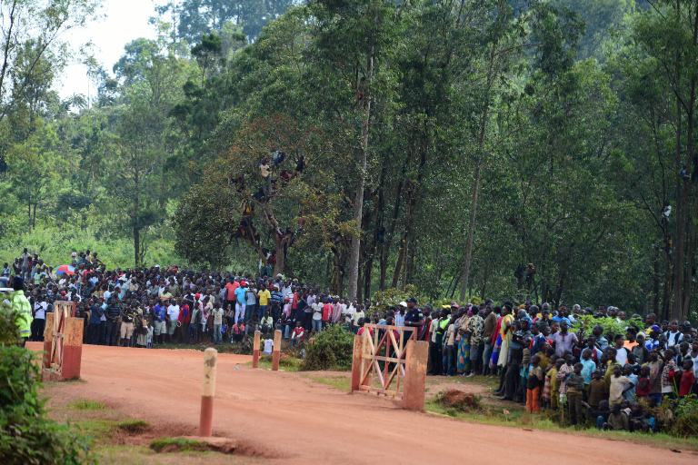 Ku mihanda abaturage bari benshi bareba amamodoka asiganwa 
