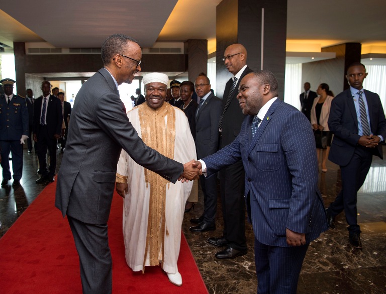 Perezida Kagame aramukanya n'abayobozi bakuru b'igihugu cya Gabon