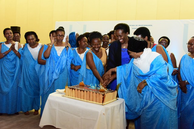 Abayobozi bakuru ba Unit Club Bakata umutsima w'isabukuru ya 20 Unit Club Imaze