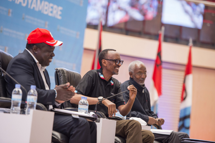 Perezida Kagame ari kumwe na Hon Christophe Bazivamo wungirije ku buyobozi bw'Umuryango wa RPF na Ngarambe Francois Umunyamabanga mukuru wa RPF Inkotanyi