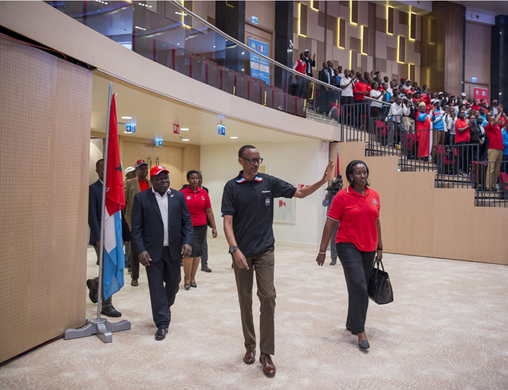 Perezida Kagame yakirwa n'abanyamuryango ba FPR Inkotanyi muri Convetion Center