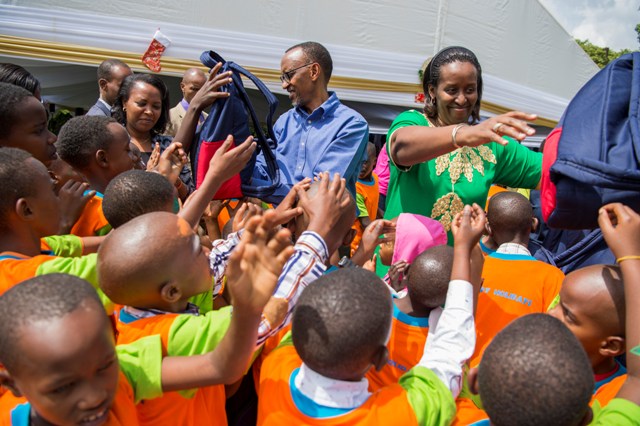 Muri uyu muhango Perezida Kagame na Madame Jeannette Kagame bahaye Impano za Noheri abana