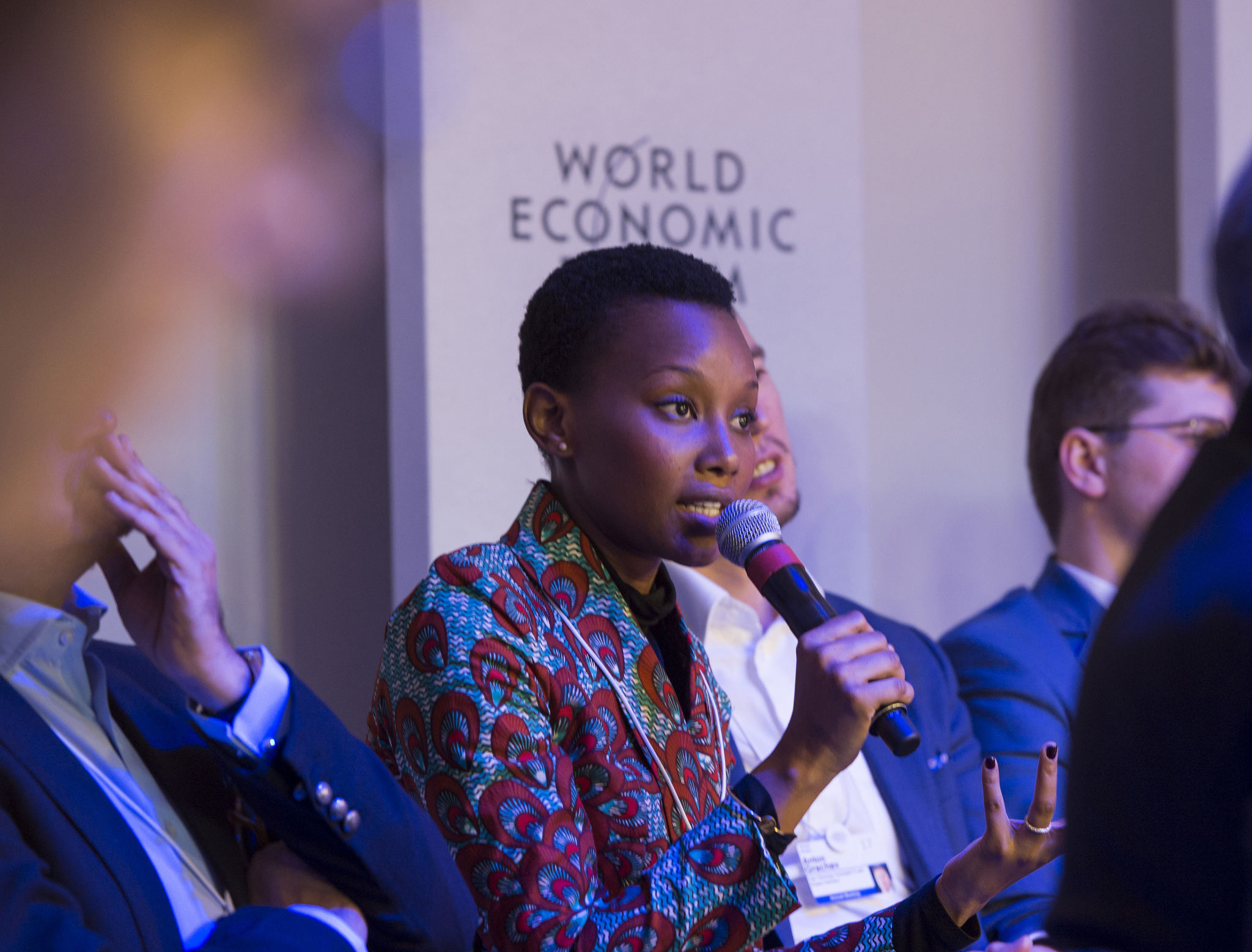 Umwe mu baturutse muri Tanzania abaza Perezida Kagame uko ikoranabuhanga ryakwifashisha mu gushyiraho uburezi kuri bose.