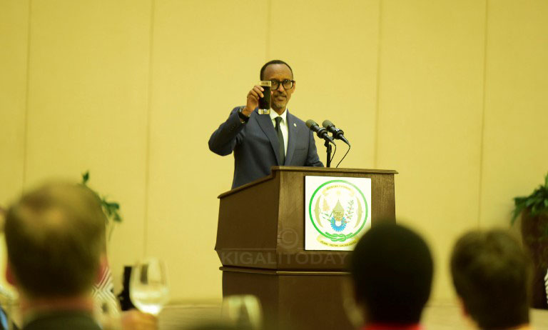 Perezida Kagame ubwo yakiraga abahagarariye inyungu z'ibihugu byabo mu Rwanda yabashimiye ubufatanye bwabo mu iterambere ry'u Rwanda 