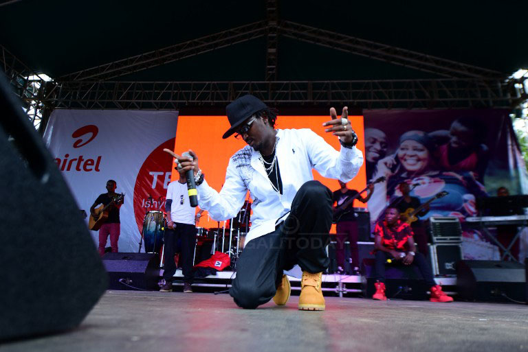 Riderman yakurikiye King James ku rubyiniro 