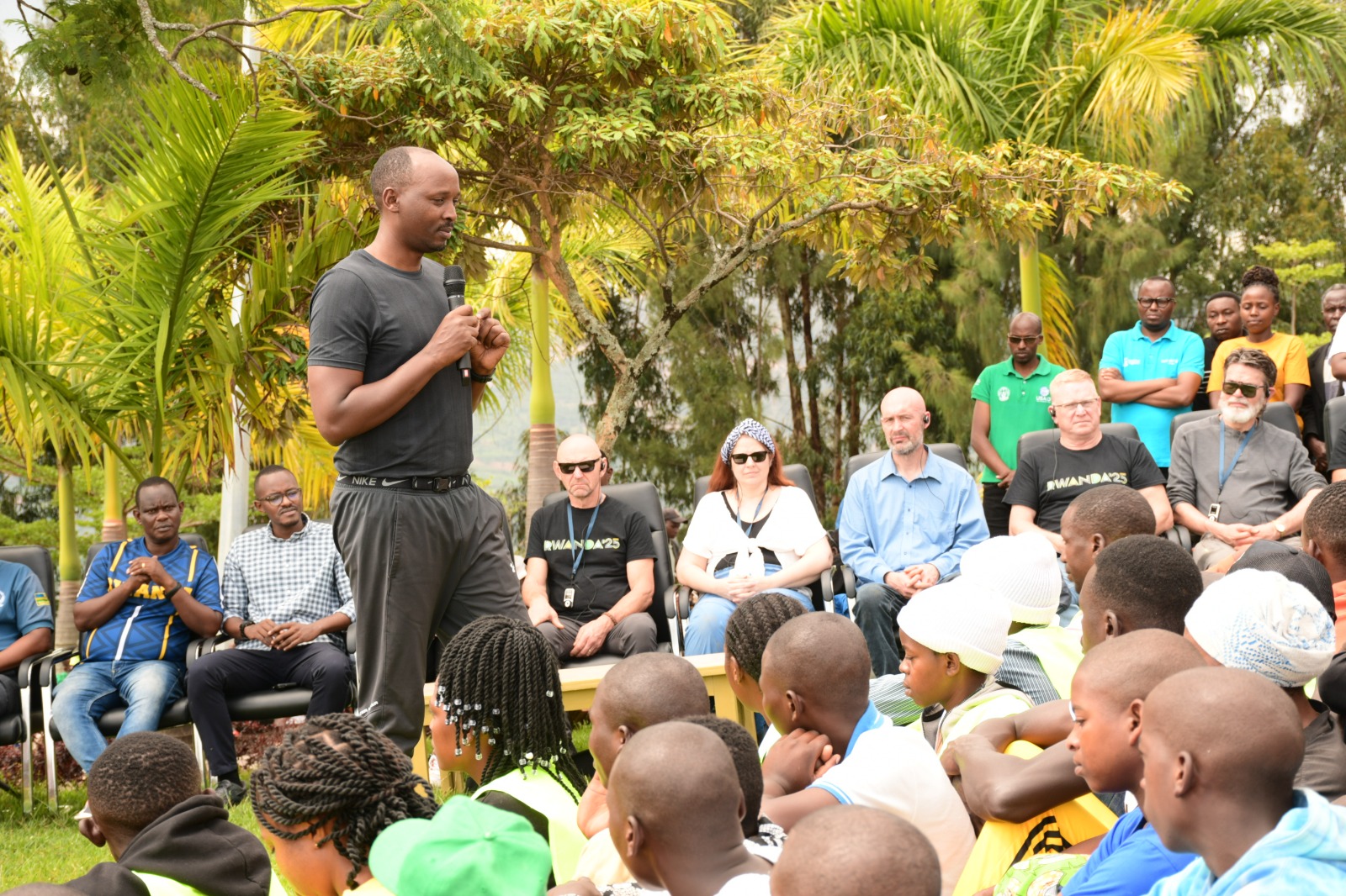 Dr. Sabin Nsanzimana yifatanyije n'abatuye i Nyamagabe mu muganda rusange