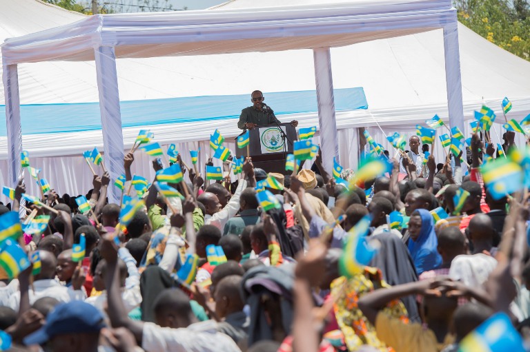 Perezida Kagame yibukije abayobozi ko batagomba kujya bikubira ibyagenewe abaturage