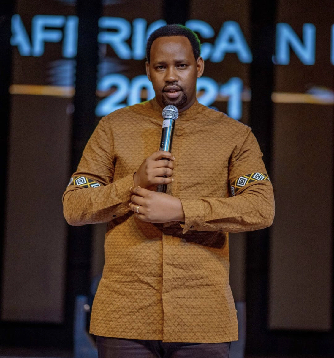 Iki gitaramo cyayobowe na Uwimana Basile usanzwe ari Umunyamakuru