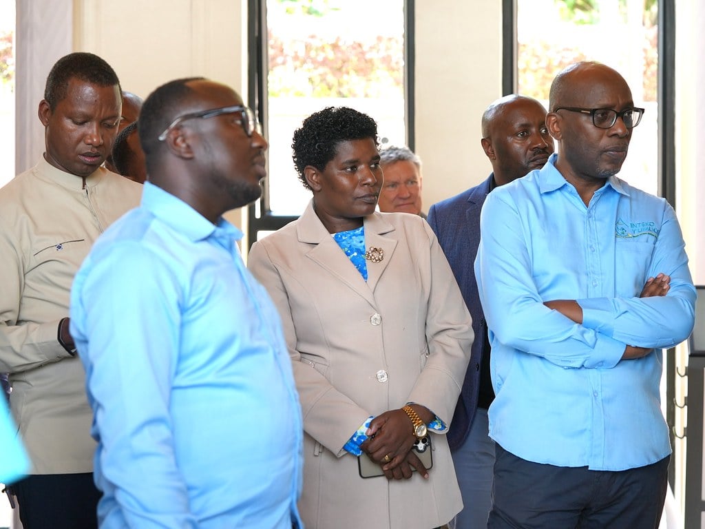 Uhereye iburyo, Prof Robert Masozera, Umunyamabanga Florance Uwambajemariya hamwe na Eric Mahoro ubwo basuraga Ingoro Ndangamurage y'Ibidukikije ya Karongi