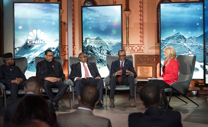 Perezida Kagame mu kiganiro cyari kirimo Visi Perezida wa Nigeria Prof Osinbajo, Umuyobozi mukuru wa MTN Phuthuma Nhleko na Siyabonga Gama wayoboye ibigo bikomeye muri Afurika y