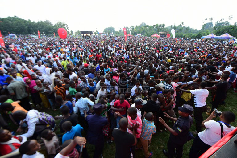 Icyo gitaramo cyitabiriwe n'abantu babarirwa mu bihumbi 