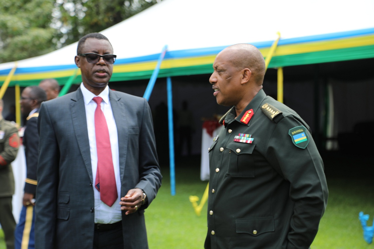 Ba Generali James Kabarebe (ibumoso) na Patrick Nyamvumba (iburyo) na bo bitabiriye iyi nama