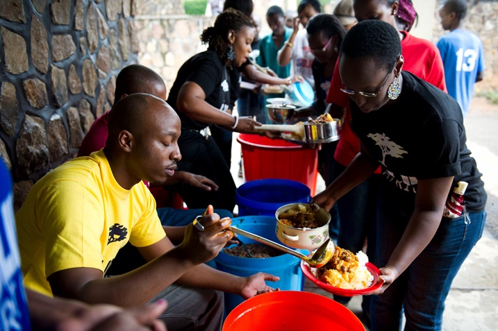 Abakorana na Kamaliza mu kugemurira abarwayi ibiryo