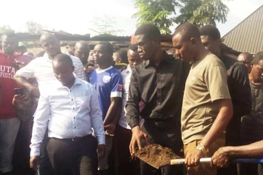 Yitabiriye umuhango wo gushyingura abana be ari mu maboko y